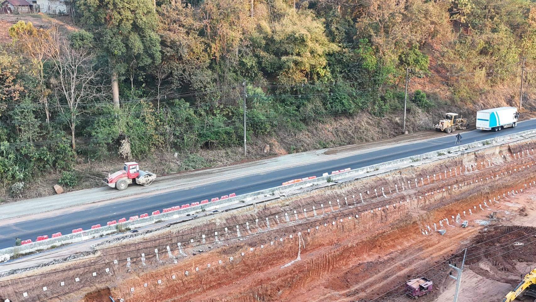 ข่าวประชาสัมพันธ์แขวงทางหลวงพะเยา กรมทางหลวง ดำเนินการเสริมทางเบี่ยงเพื่อป้องกันการทรุดตัวเพิ่ม เนื่องจากมีการขุดเพื่อก่อสร้า