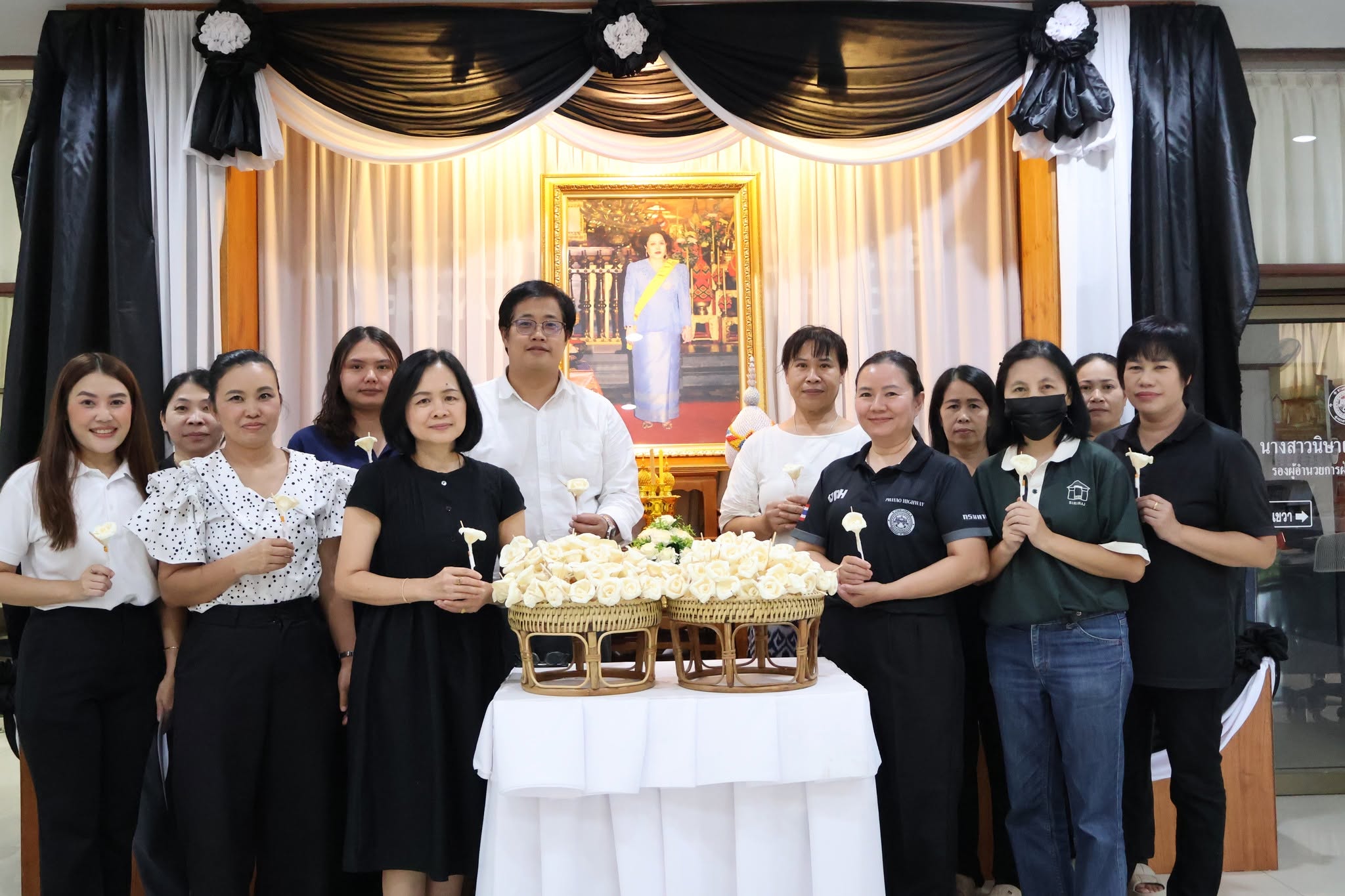 นำข้าราชการ พนักงานราชการ และจิตอาสาแขวงทางหลวงพะเยา ร่วมกันจัดทำดอกไม้จันทน์ จำนวน 1,000 ดอก